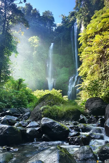 Air Terjun Sekumpul juga dikenal dengan nama Air Terjun Gerombong. Air terjun ini memiliki ketinggian sekitar 100 m  Lokasi tersebut terletak di Desa Sekumpul, Kecamatan Sawan, Kabupaten Buleleng, Propinsi Bali. Teknik pengambilan foto ini adalah slow speed. Kamera Nikon D3100 dan Lensa Kit.